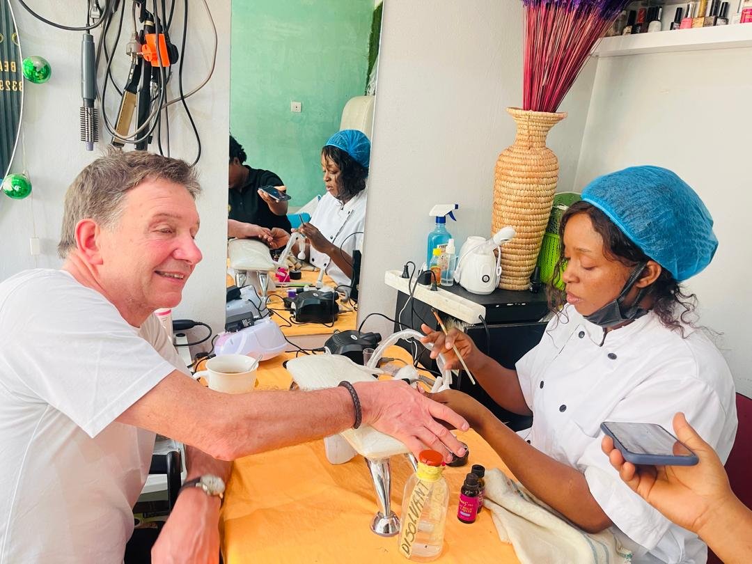 Esthéticienne de MJCI Beauty Center réalisant une manucure dans l'institut