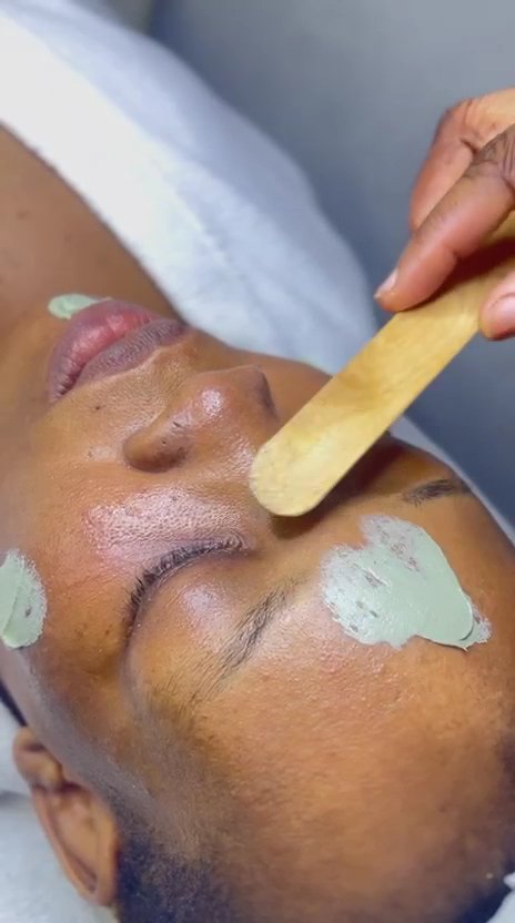 Application d'un masque lors d'un soin du visage