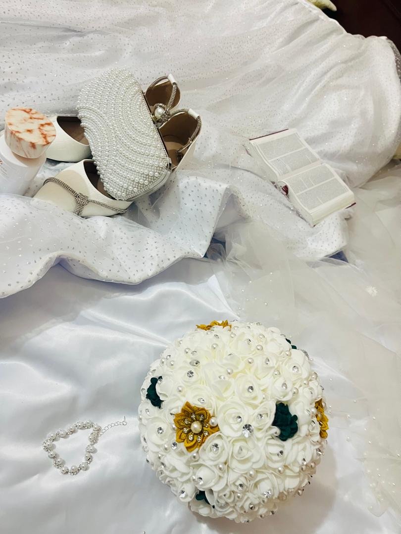 Bouquet, escarpins et accessoires préparés par MJCI Beauty Center pour une mariée